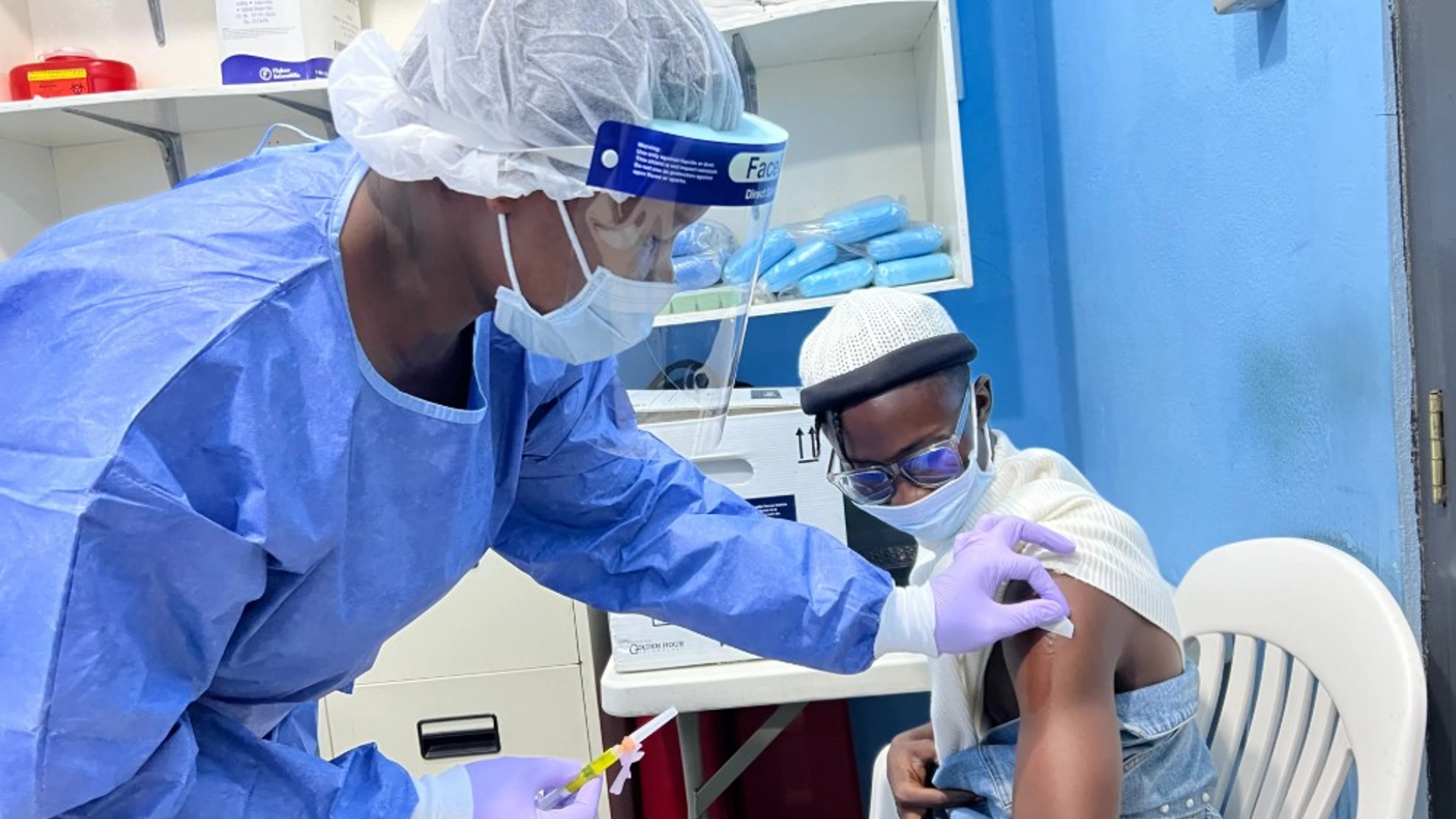 First participant vaccinated in a Phase 1 clinical study of the IAVI Lassa fever vaccine in the PREVAIL clinic, Redemption Hospital, Liberia. Credit: PREVAIL